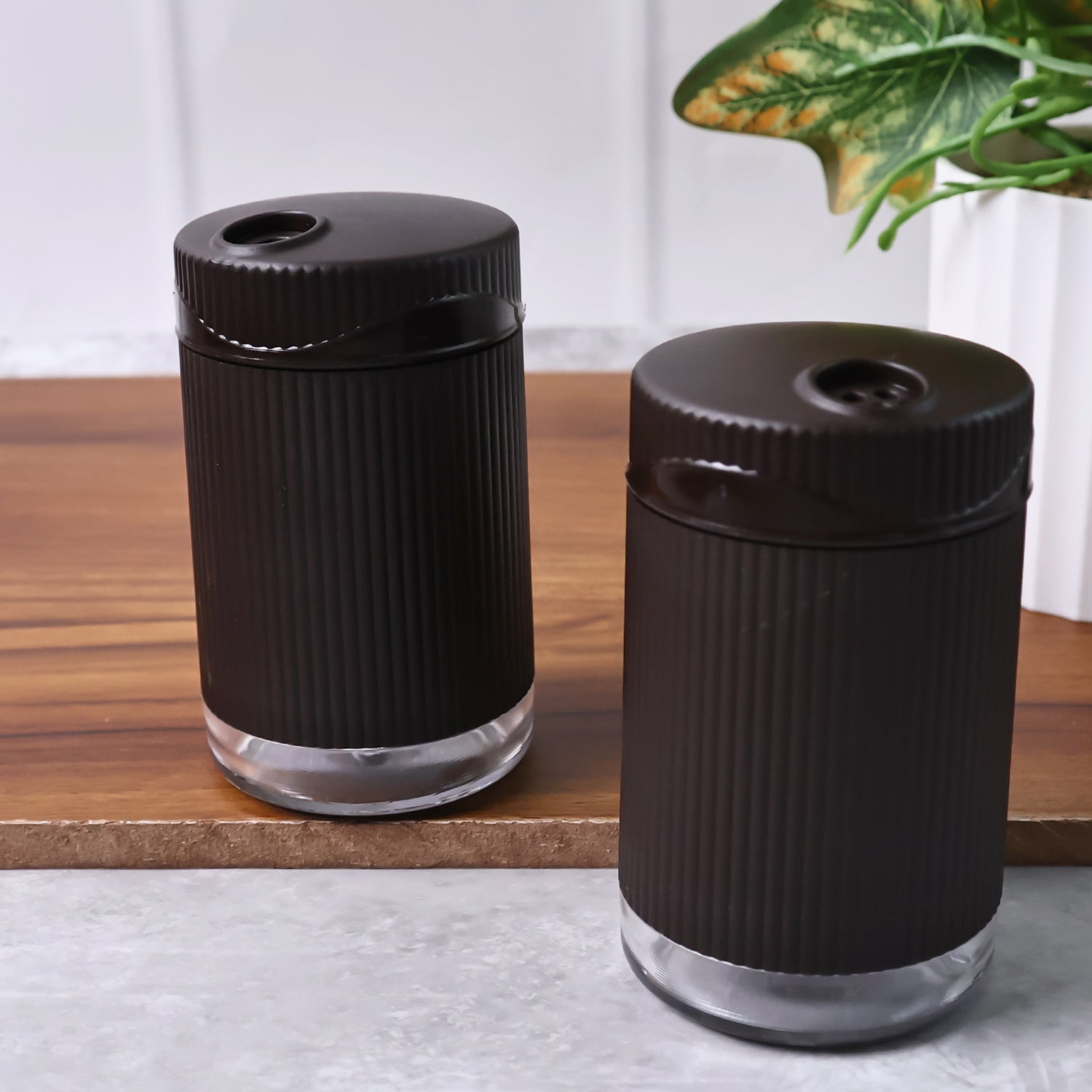 Supermom Linoo Salt & Pepper Dispenser Set (2 Pc) Supermom Linoo Salt & Pepper Dispenser Set (2 Pc)